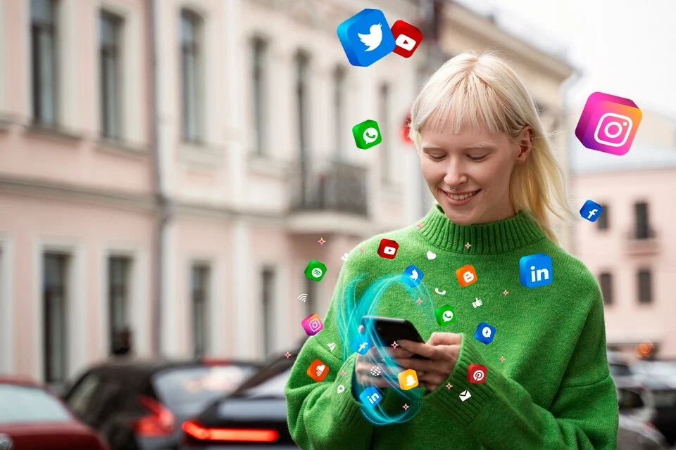 -halvnaer-kvinde-der-holder-en-smartphone